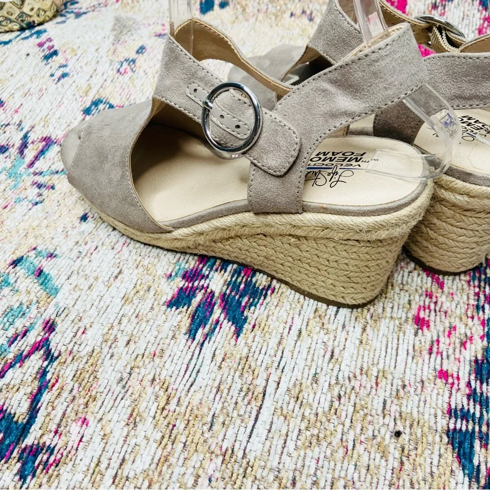 LifeStride • Tyra Taupe Grey Espadrille Wedge Sandal • 6.5